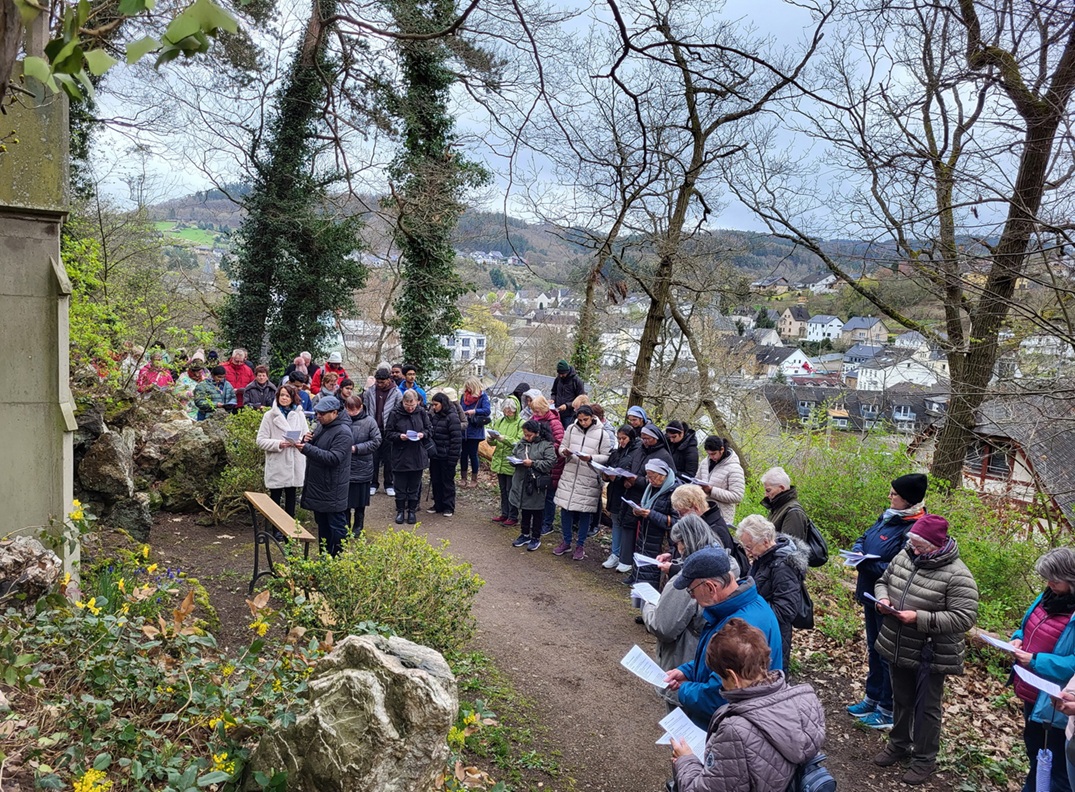 Jahrzehnte pilgerten Mechernicher Christen mit der Communio in Christo auf dem bekannten Kreuzweg in Alendorf zum Kalvarienberg. An Karfreitag 2024 betraten sie auf dem 1863 vollendeten neogotisch gestalteten Kreuzweg in Adenau Neuland. (c) Foto: Manfred Lang/pp/Agentur ProfiPress