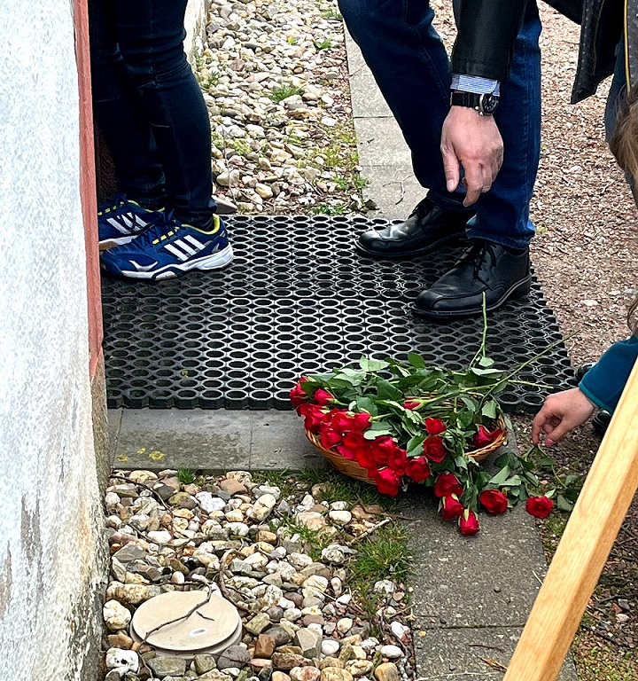 Vor der alten Kirche legen die Kinder dann wie hier gemeinsam Blumen zum Gedenken ab. Diese kann man sich aus einem Korb vor der Kirche nehmen (c) Foto: Christoph Leisten/GdG/pp/Agentur ProfiPress