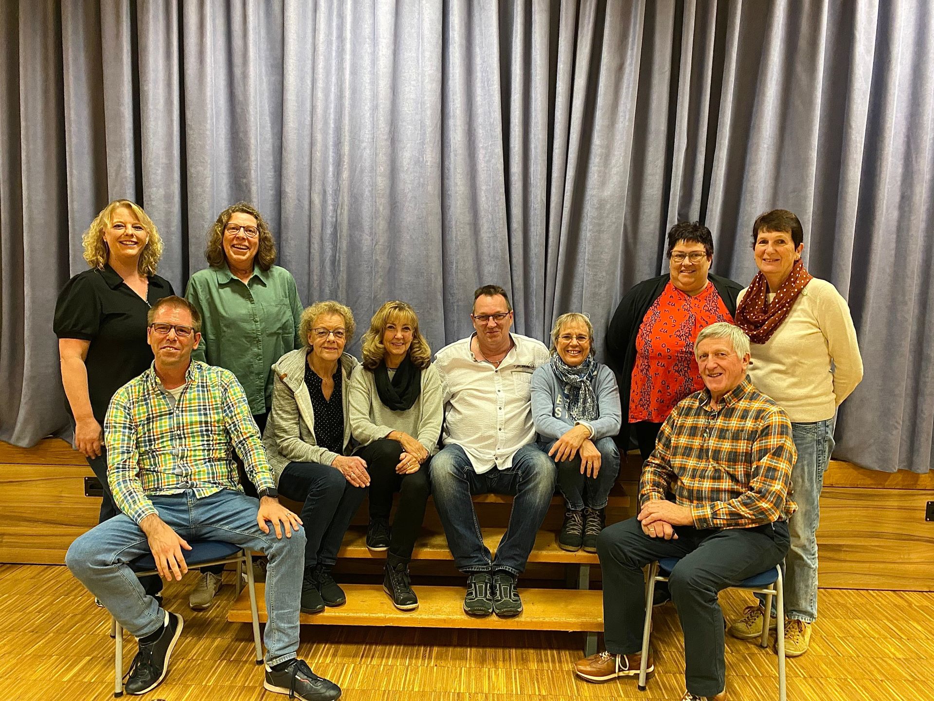 Das Ensemble des Barbaratheaters: Hinten (v.l.n.r.): Sandra Jansen, Sabine Schmitz, Rita Gransow (Spielleiterin), Gisela Geller, Andreas Bremer, Marita Dorweiler, Iris Schlüpner (Souffleuse), Marlene Beul (Souffleuse). Vorne (v.l.n.r.): Christian Schorn, Konrad Beul. Es fehlt: Erik Dorweiler. (c) Foto: Privat/pp/Agentur ProfiPress