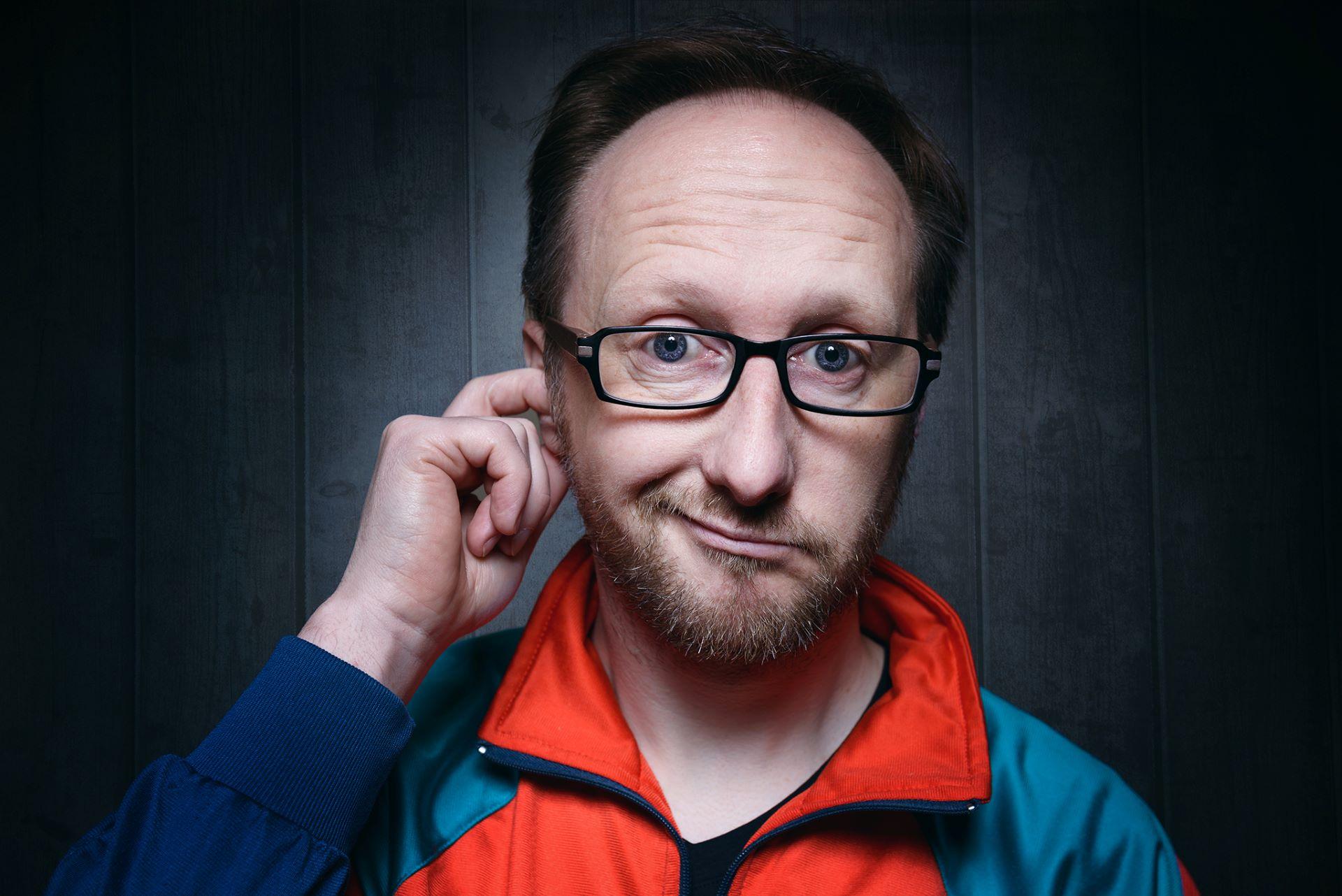 Bunte Trainingsjacke, zerknirschte Miene und rheinscher Humor: Mit dieser Mischung wird Ralf Senkel auch die Gäste in der Aula des Gymnasiums Am Turmhof sicher köstlich amüsieren.