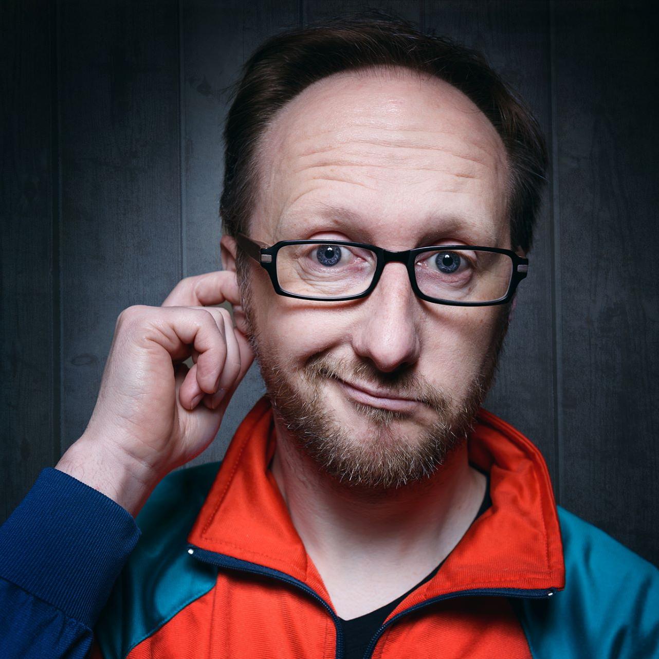 Bunte Trainingsjacke, zerknirschte Miene und rheinscher Humor: Mit dieser Mischung wird Ralf Senkel auch die Gäste in der Aula des Gymnasiums Am Turmhof sicher köstlich amüsieren.