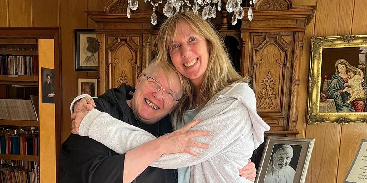 Ela Rübenach (r.) übergab jetzt über 600 Euro Erlös aus ihrem Kunstkartenverkauf an die Communio-Schwester Lidwina, die sie von Jugend auf kennt, mit einer herzlichen Umarmung. Emilia Leszkowska aus Polen, die sich zur Zeit als Gast bei der Communio aufhält, nahm die Szene auf.