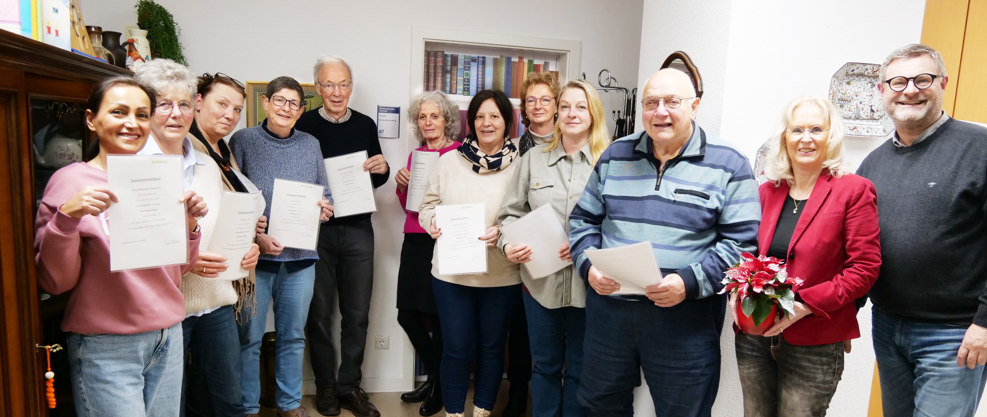 Die Teilnehmer eines weiteren erfolgreich absolvierten Lehrgangs für pflegende Angehörige wenige Tage vor Weihnachten in der Diakonie (v.l.): Shahrzad Orakshirani, Doris Wild, Petra Schwerbel, Iris Hanke, Carl Dieckmann, Friederike Schöf- Möller, Irmgard Deerenberg, Petra Vossen (Barmer), Sabine Loosen- Schack, Peter Loosen, Margot Ackermann (Kursleiterin) und Walter Steinberger (Diakonie). (c) Foto: Diakonie/pp/Agentur ProfiPress