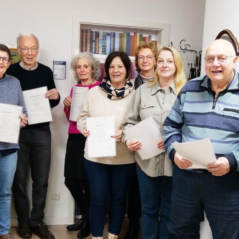 Die Teilnehmer eines weiteren erfolgreich absolvierten Lehrgangs für pflegende Angehörige wenige Tage vor Weihnachten in der Diakonie (v.l.): Shahrzad Orakshirani, Doris Wild, Petra Schwerbel, Iris Hanke, Carl Dieckmann, Friederike Schöf- Möller, Irmgard Deerenberg, Petra Vossen (Barmer), Sabine Loosen- Schack, Peter Loosen, Margot Ackermann (Kursleiterin) und Walter Steinberger (Diakonie).