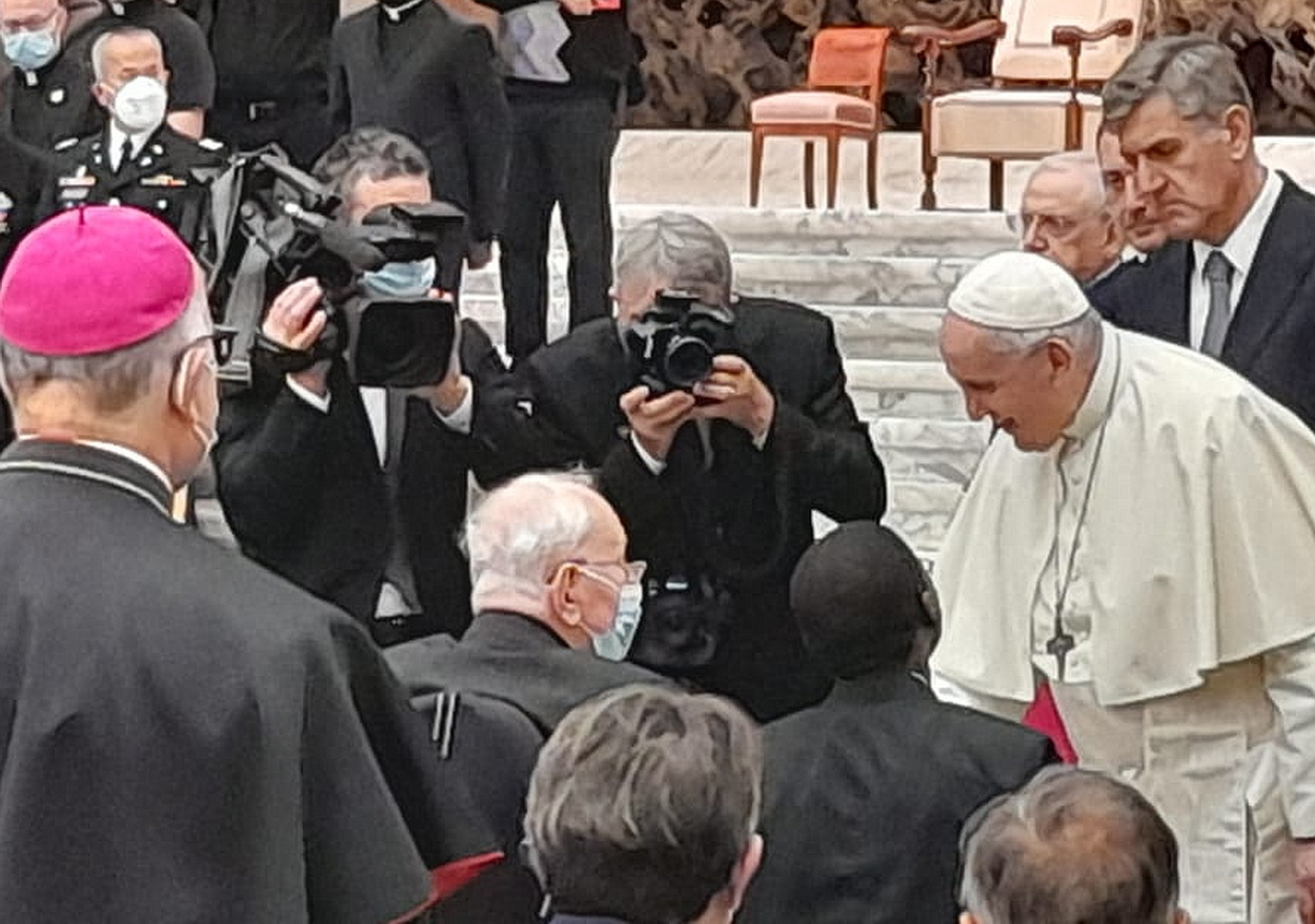 Vor den Kameras des Osservatore Romano begegnen sich Papst Franziskus und Generalsuperior Karl-Heinz Haus. (c) Lars Gyr/pp/Agentur ProfiPress