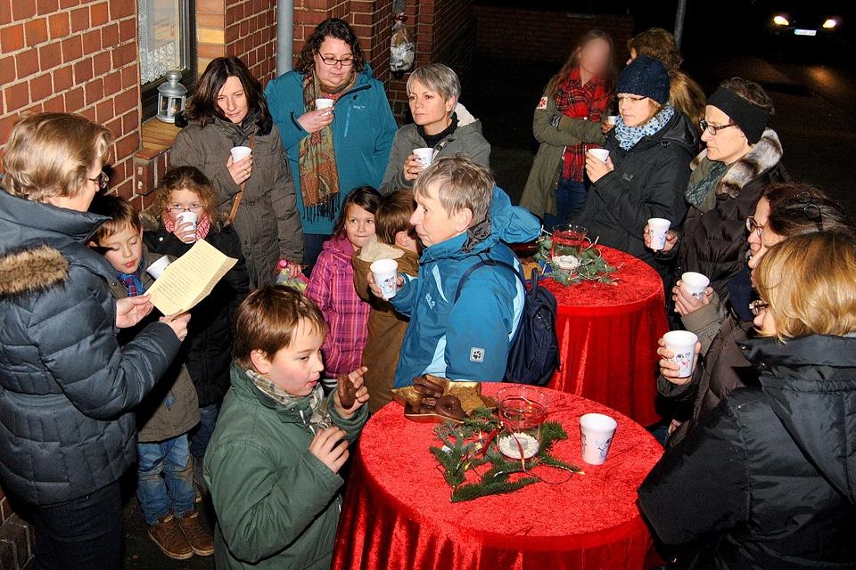 Singen und Punsch vor dem Johanneshaus: Diese Bild entstand bereits vor einigen Jahren zu Zeiten des letzten Mechernicher Pfarreirates, als der „Lebendige Adventskalender“ erfunden wurde, bei einem Zusammenkommen am Johanneshaus neben der Kirche. Auch dieses Jahr werden Gastgeber/innen gesucht: „Lück wie ich un Du…“