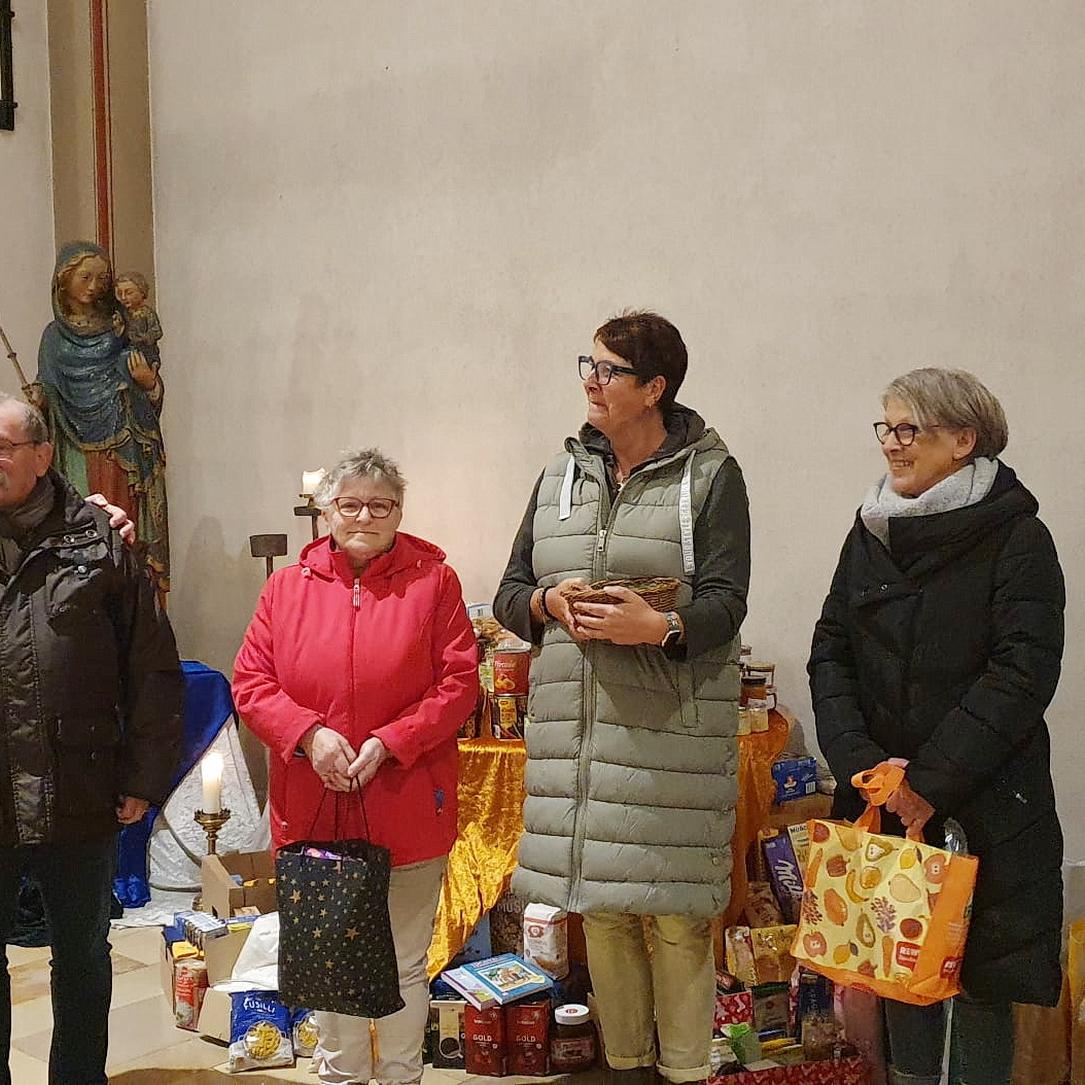 Pfarrer Erik Pühringer und „Tafel“-Chef Wolfgang Weilerswist (v.l.) mit weiteren Vorständen der Mechernicher Wohltätigkeitsorganisation mit gespendeten Lebensmitteln der Gemeindemitglieder am Altar der Pfarrkirche St. Johannes Baptist.