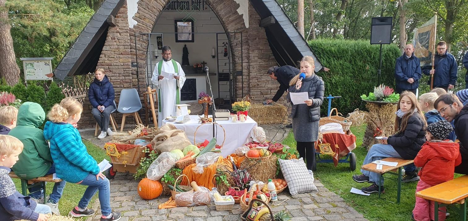 Lena liest eine Geschichte vom Danke sagen (c) GdG St. Barbara Mechernich