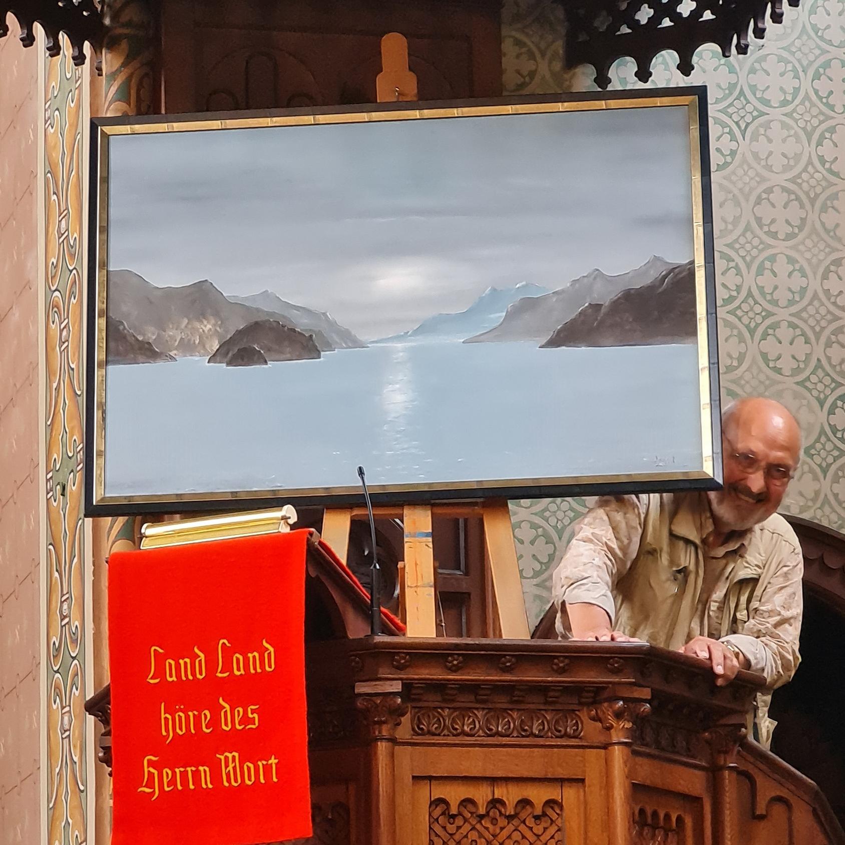 Auf der Kanzel in der evangelischen Kirche in Roggendorf erschienen Pfingstmontagnachmittag eine Fjordlandschaft – und der Kommerer Künstler Gerhard Lenz, der sie wie aus dem Nichts erschaffen hatte