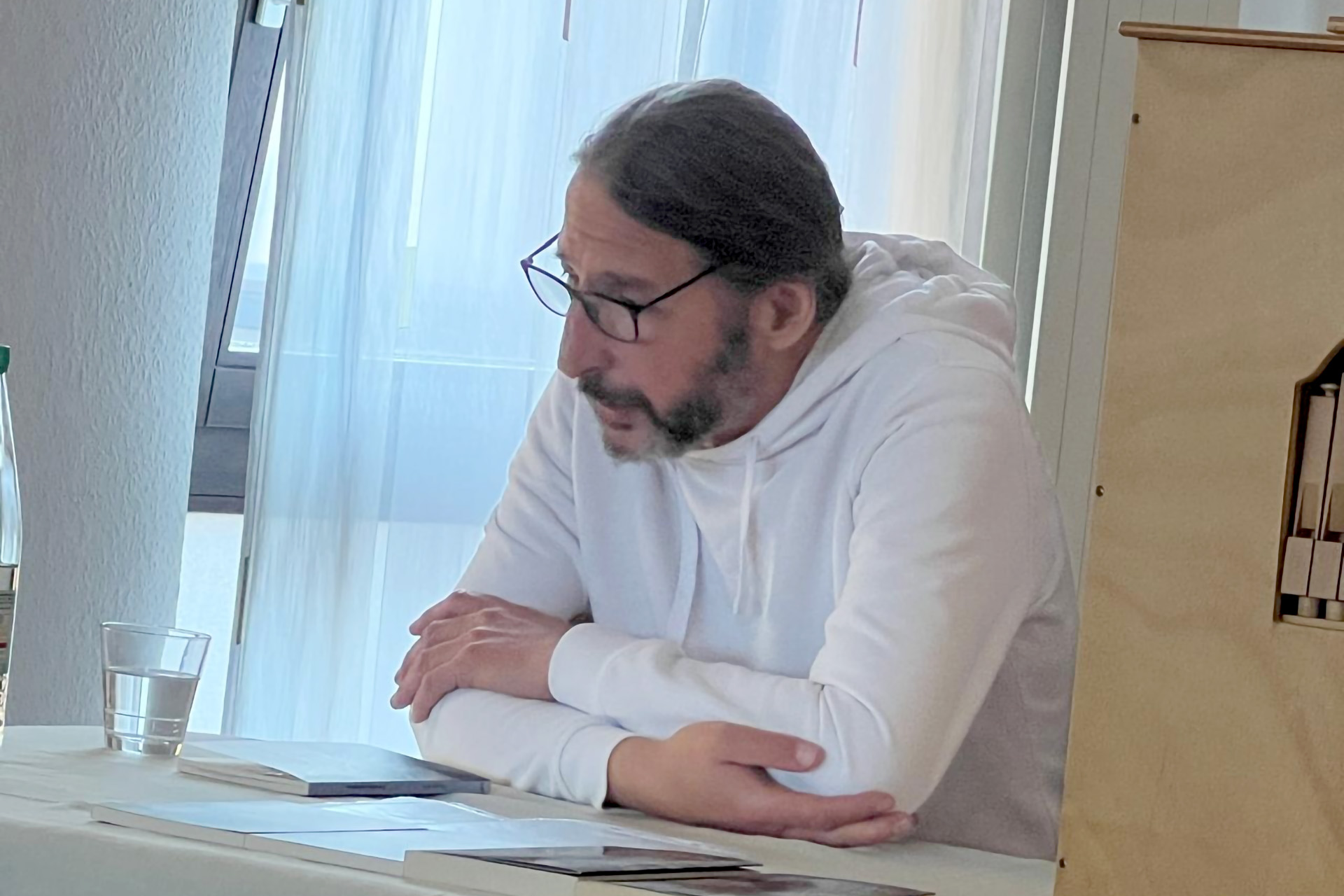 „Ich will heute Abend keine betroffenen Gesichter sehen“, stellte Autor Christoph Kloft zu Beginn seiner Lesung bei der Communio in Christo klar. Sein Credo: „Auch mit Krebs kann man noch lachen.“ (c) Foto: Communio in Christo/pp/Agentur ProfiPress