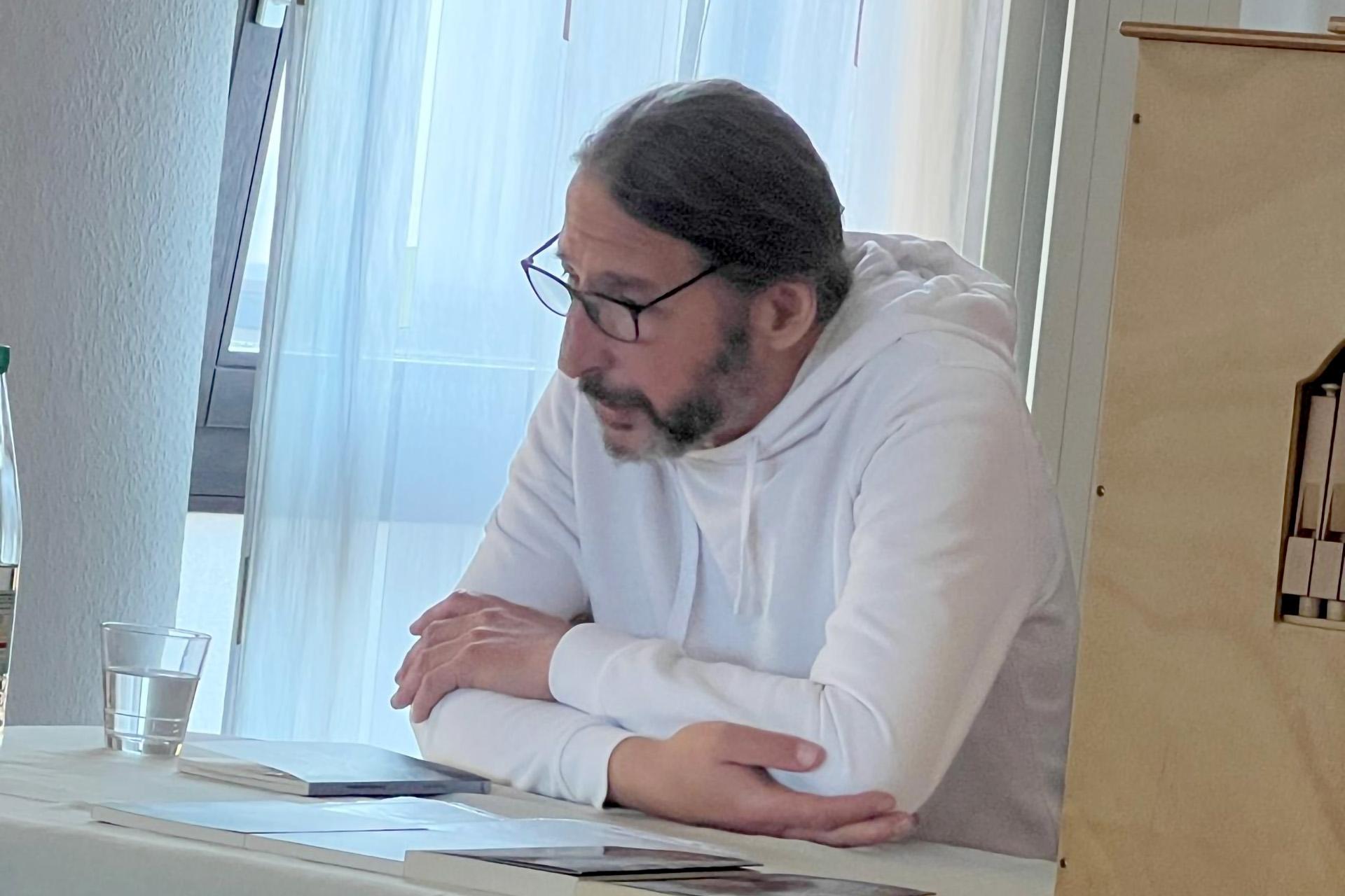 „Ich will heute Abend keine betroffenen Gesichter sehen“, stellte Autor Christoph Kloft zu Beginn seiner Lesung bei der Communio in Christo klar. Sein Credo: „Auch mit Krebs kann man noch lachen.“