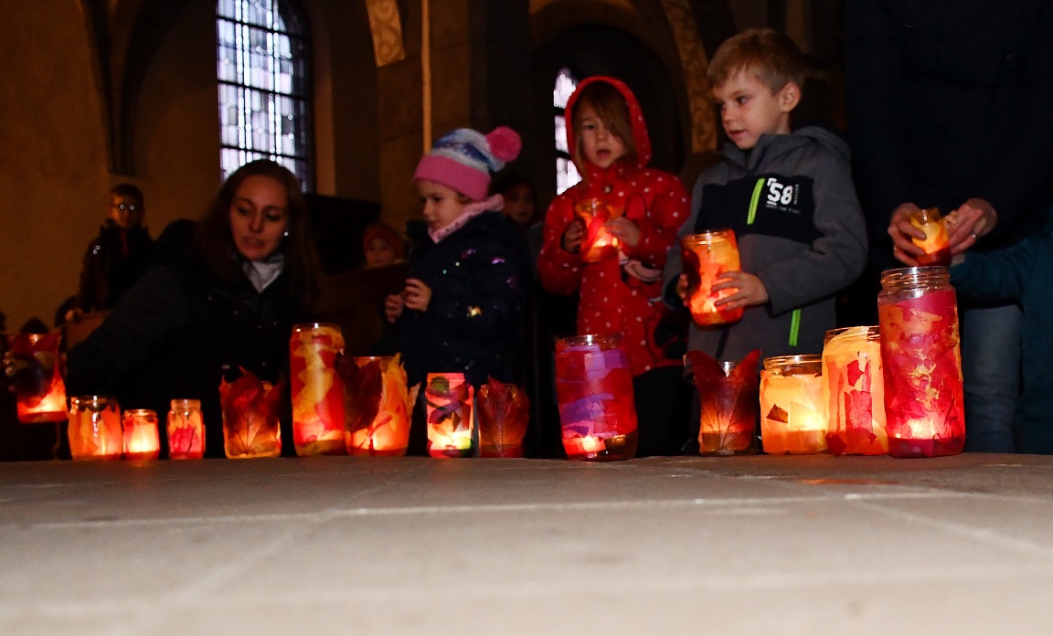Zuerst brachten Kinder in einer Prozession Lichter in bunt bemalten Gläsern nach vorne und stellten sie auf die Altarstufen. (c) Foto: Manfred Lang/pp/Agentur ProfiPress