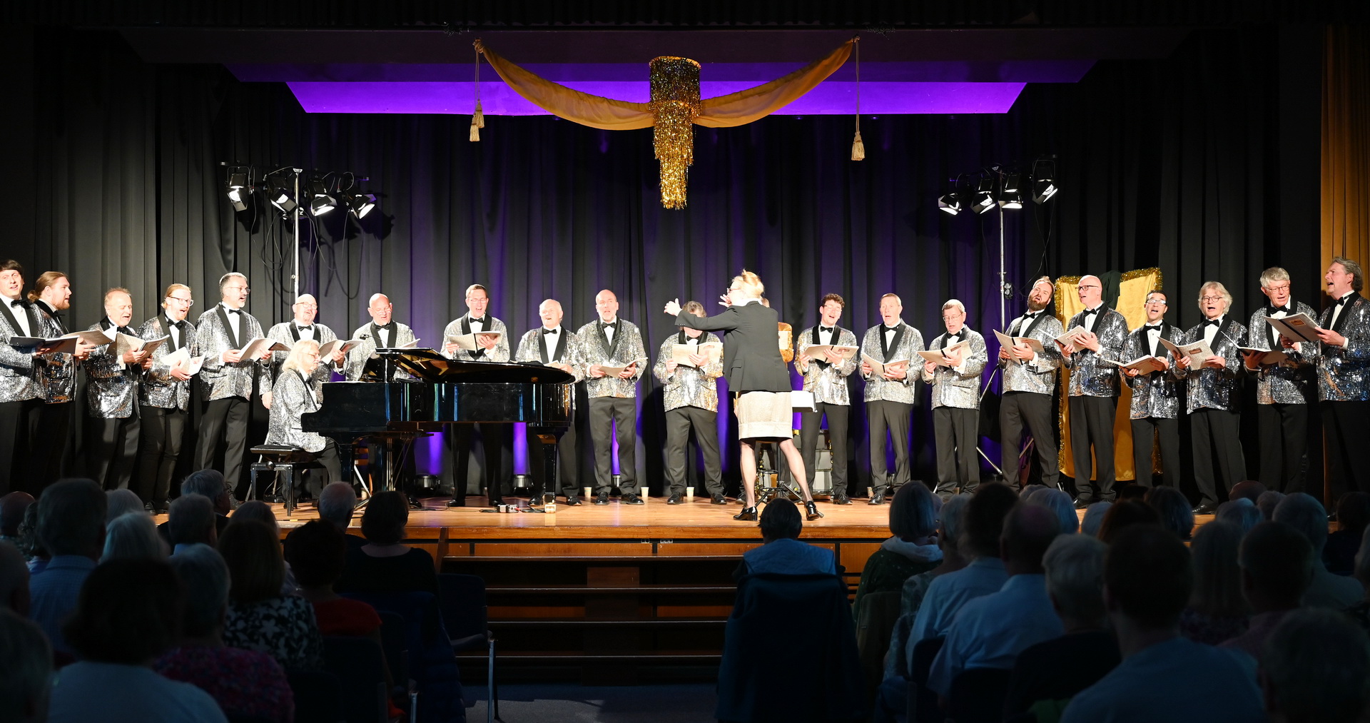 Glitzerglamour im Strassanzug und eine einzelne Frau, die 25 Männer dirigiert: Der „MGV Eufonia“ brillierte beim Mechernicher Benefizkonzert zugunsten des Hospizes „Stella Maris“ der „Communio in Christo“. (c) Foto: Manfred Lang/pp/Agentur ProfiPress