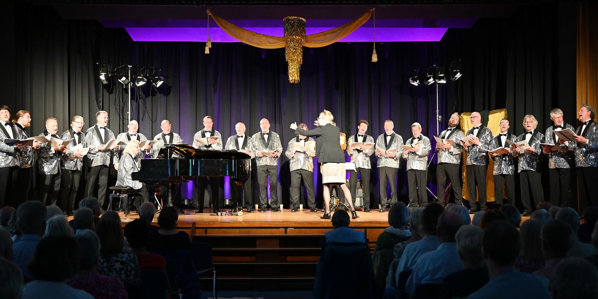 Glitzerglamour im Strassanzug und eine einzelne Frau, die 25 Männer dirigiert: Der „MGV Eufonia“ brillierte beim Mechernicher Benefizkonzert zugunsten des Hospizes „Stella Maris“ der „Communio in Christo“.