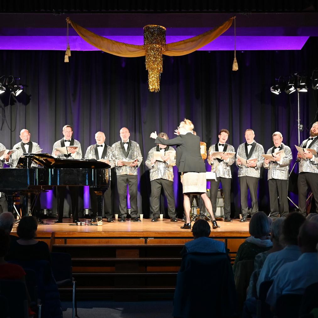 Glitzerglamour im Strassanzug und eine einzelne Frau, die 25 Männer dirigiert: Der „MGV Eufonia“ brillierte beim Mechernicher Benefizkonzert zugunsten des Hospizes „Stella Maris“ der „Communio in Christo“.