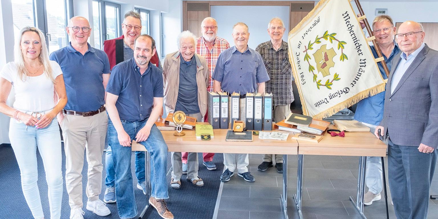 Historische Dokumente und Gegenstände des Männergesangvereins 1863 Mechernich wurden jetzt ans Archiv übergeben. Mit dabei Manuela Holtmeier (v.l.), Ralf Claßen, Michael Sander, Stephan Meyer, Toni Salmon, Werner Zeyen, Günter Werner, Walter W. Wolfgarten, Werner Beck und Hubert Weiermann.