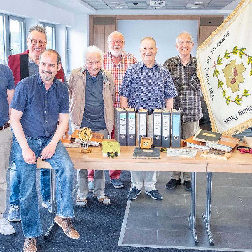 Historische Dokumente und Gegenstände des Männergesangvereins 1863 Mechernich wurden jetzt ans Archiv übergeben. Mit dabei Manuela Holtmeier (v.l.), Ralf Claßen, Michael Sander, Stephan Meyer, Toni Salmon, Werner Zeyen, Günter Werner, Walter W. Wolfgarten, Werner Beck und Hubert Weiermann.
