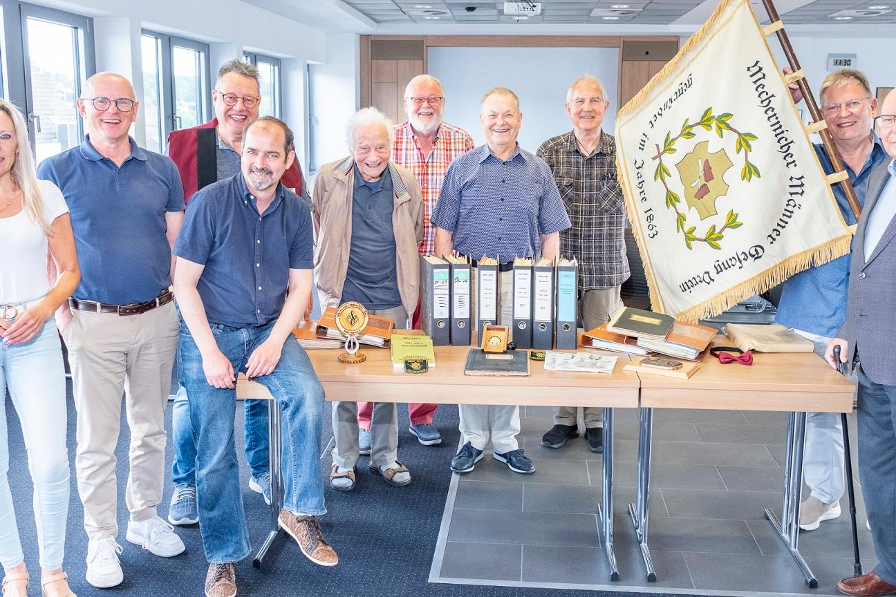 Historische Dokumente und Gegenstände des Männergesangvereins 1863 Mechernich wurden jetzt ans Archiv übergeben. Mit dabei Manuela Holtmeier (v.l.), Ralf Claßen, Michael Sander, Stephan Meyer, Toni Salmon, Werner Zeyen, Günter Werner, Walter W. Wolfgarten, Werner Beck und Hubert Weiermann.