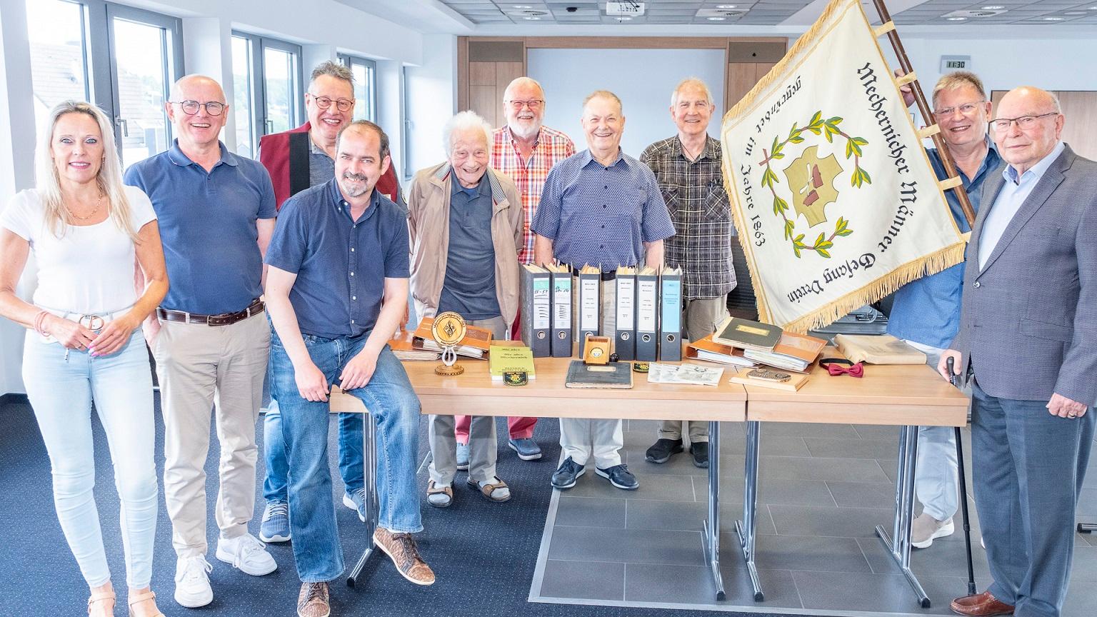 Historische Dokumente und Gegenstände des Männergesangvereins 1863 Mechernich wurden jetzt ans Archiv übergeben. Mit dabei Manuela Holtmeier (v.l.), Ralf Claßen, Michael Sander, Stephan Meyer, Toni Salmon, Werner Zeyen, Günter Werner, Walter W. Wolfgarten, Werner Beck und Hubert Weiermann.