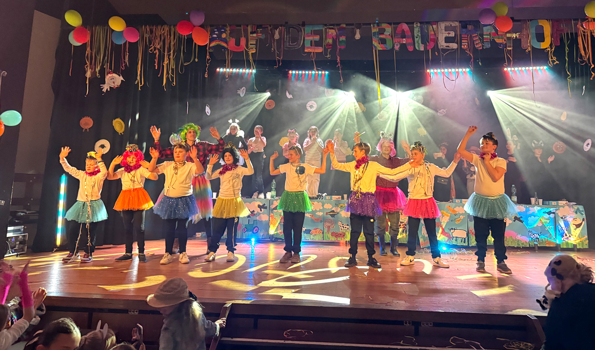 Bei der Schulsitzung in Mechernich wurde jeck gefeiert. Jungs aus der vierten Klasse und ihre Lehrerinnen und Lehrer präsentierten zum Beispiel das Männerballett. (c) Foto: Privat/pp/Agentur ProfiPress