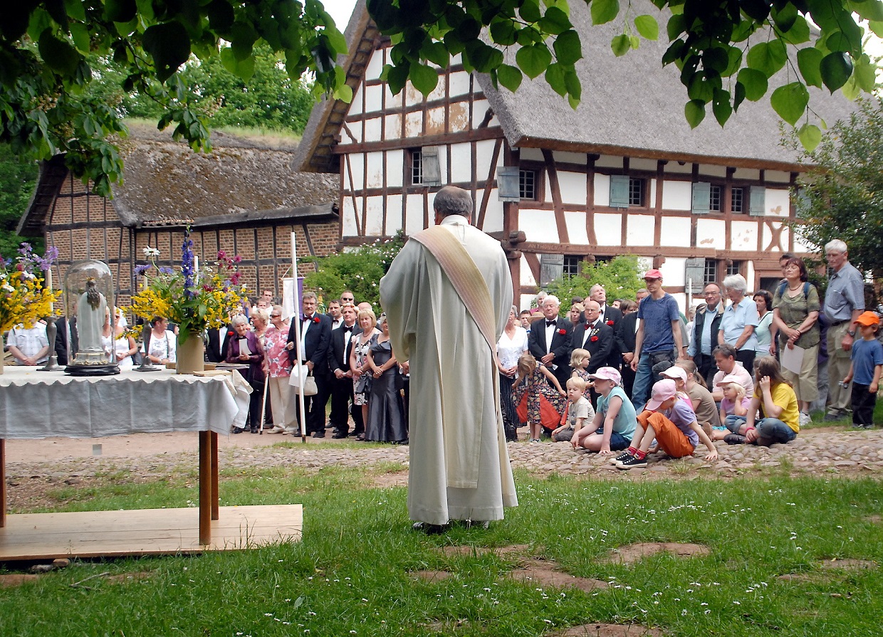 Archivbild von der Maiandacht vor dem Schützendorfer Kapellchen im Freilichtmuseum. Am 7. Mai feiert die Kolpingfamilie Mechernich am Missionskreuz in Mechernich-Nord um 17 Uhr eine Maiandacht unter freiem Himmel. (c) Archivfoto: pp/Agentur ProfiPress