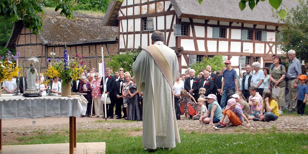 Archivbild von der Maiandacht vor dem Schützendorfer Kapellchen im Freilichtmuseum. Am 7. Mai feiert die Kolpingfamilie Mechernich am Missionskreuz in Mechernich-Nord um 17 Uhr eine Maiandacht unter freiem Himmel.