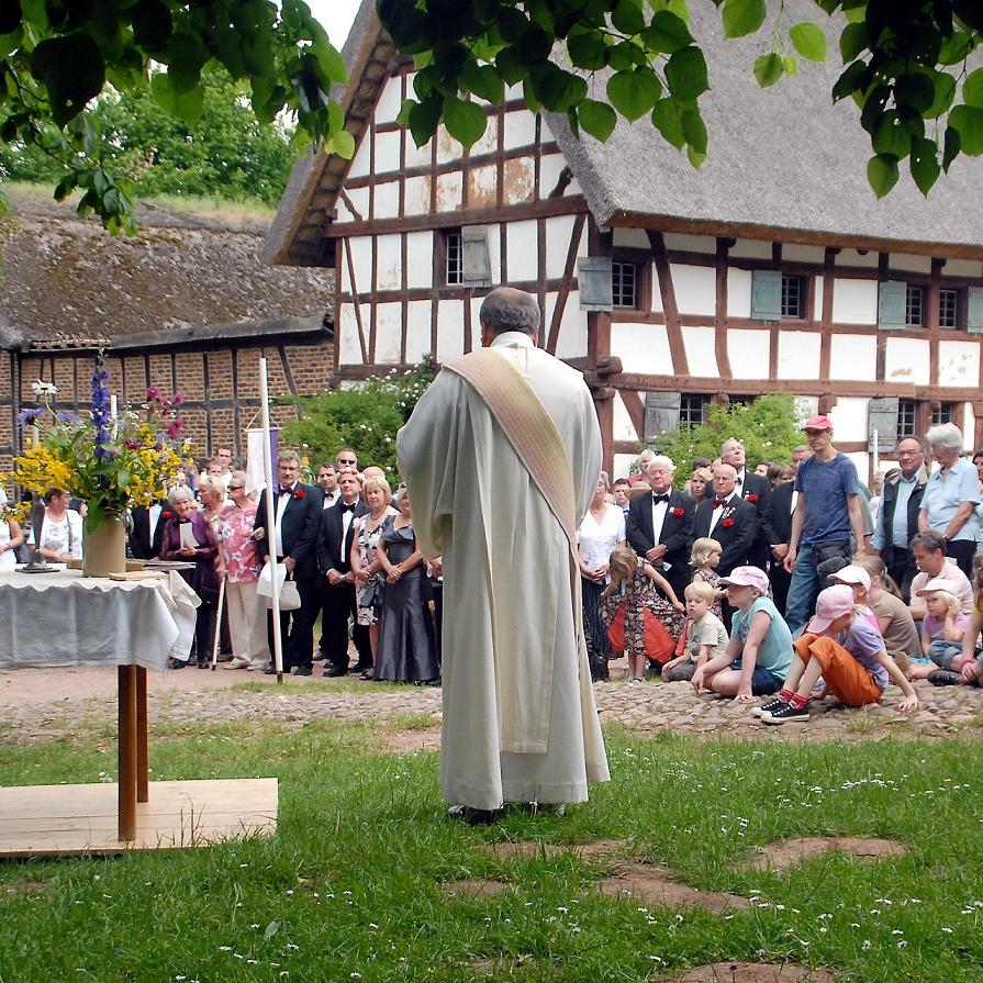 Archivbild von der Maiandacht vor dem Schützendorfer Kapellchen im Freilichtmuseum. Am 7. Mai feiert die Kolpingfamilie Mechernich am Missionskreuz in Mechernich-Nord um 17 Uhr eine Maiandacht unter freiem Himmel.