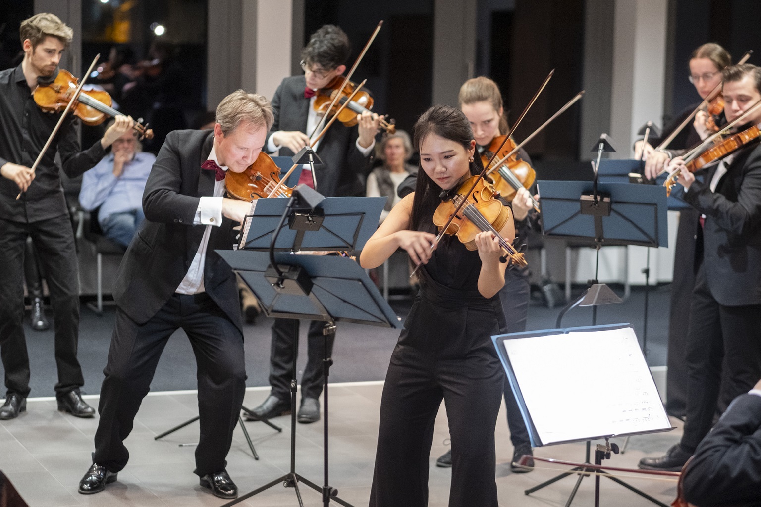 Vollen Einsatz für einen wunderschönen Klassik-Abend boten Professor Benjamin Bergmann, die Solistin Jukyeong Kim und die Mainzer Musici beim Dreikönigskonzert im Mechernicher Rathaus. (c) Foto: Ronald Larmann/pp/Agentur ProfiPress