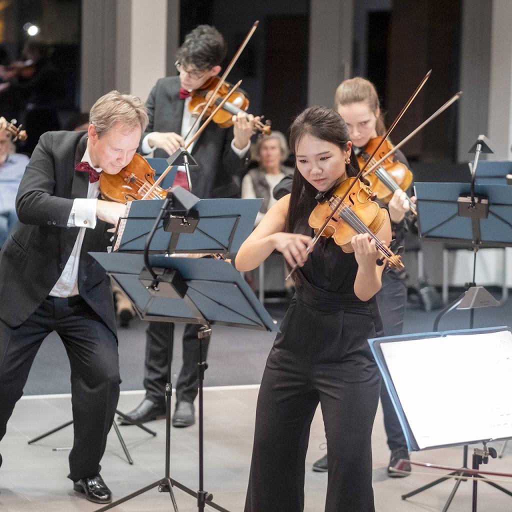 Vollen Einsatz für einen wunderschönen Klassik-Abend boten Professor Benjamin Bergmann, die Solistin Jukyeong Kim und die Mainzer Musici beim Dreikönigskonzert im Mechernicher Rathaus.