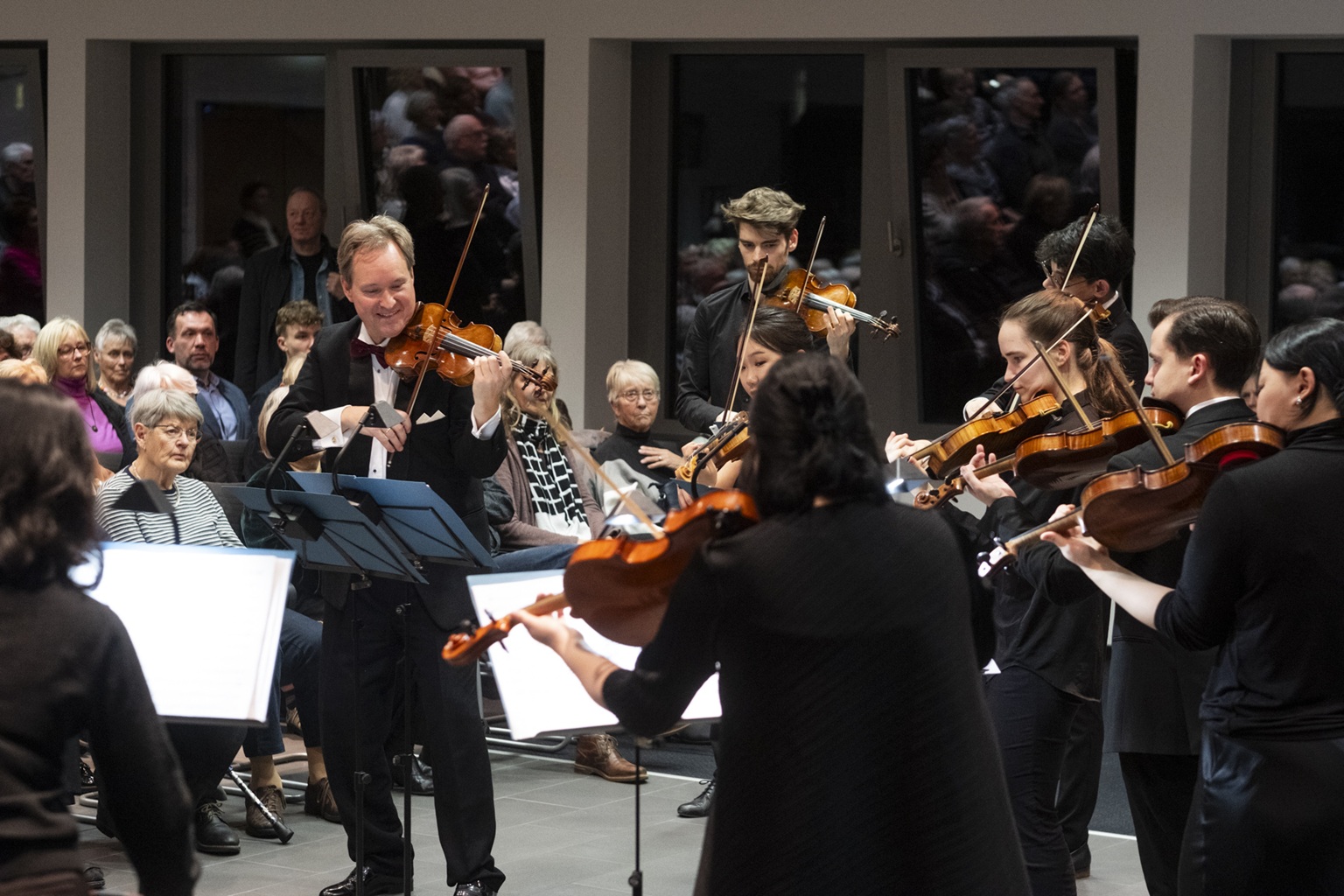 Große Spielfreude zeichnet das renommierte Kammerorchester, die „Mainzer Musici“ unter der Leitung von Prof. Benjamin Bergmann, aus, das erneut mit seinem traditionellen Benefiz-Dreikönigskonzert zugunsten der Langzeitpflege der Communio in Christo am Samstag, 10. Januar, um 18 Uhr im Mechernicher Ratssaal zu Gast ist. (c) Foto: Ronald Larmann/pp/Agentur ProfiPress