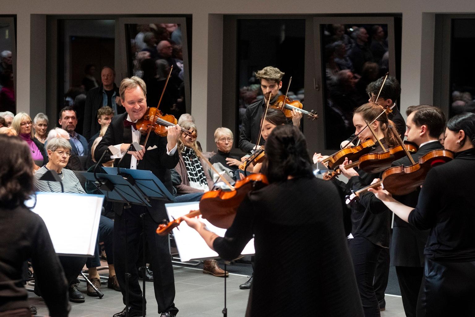 Große Spielfreude zeichnet das renommierte Kammerorchester, die „Mainzer Musici“ unter der Leitung von Prof. Benjamin Bergmann, aus, das erneut mit seinem traditionellen Benefiz-Dreikönigskonzert zugunsten der Langzeitpflege der Communio in Christo am Samstag, 10. Januar, um 18 Uhr im Mechernicher Ratssaal zu Gast ist.