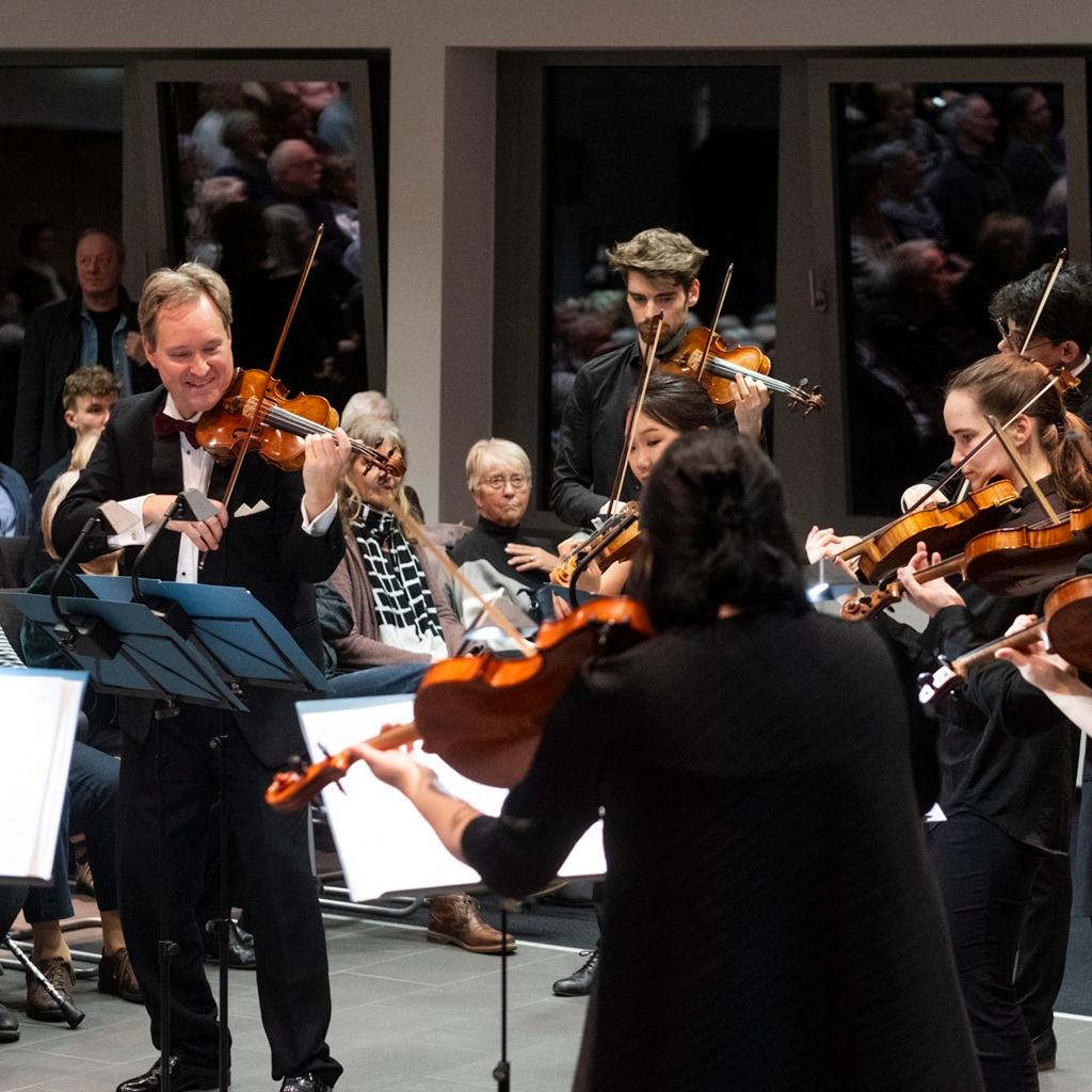 Große Spielfreude zeichnet das renommierte Kammerorchester, die „Mainzer Musici“ unter der Leitung von Prof. Benjamin Bergmann, aus, das erneut mit seinem traditionellen Benefiz-Dreikönigskonzert zugunsten der Langzeitpflege der Communio in Christo am Samstag, 10. Januar, um 18 Uhr im Mechernicher Ratssaal zu Gast ist.