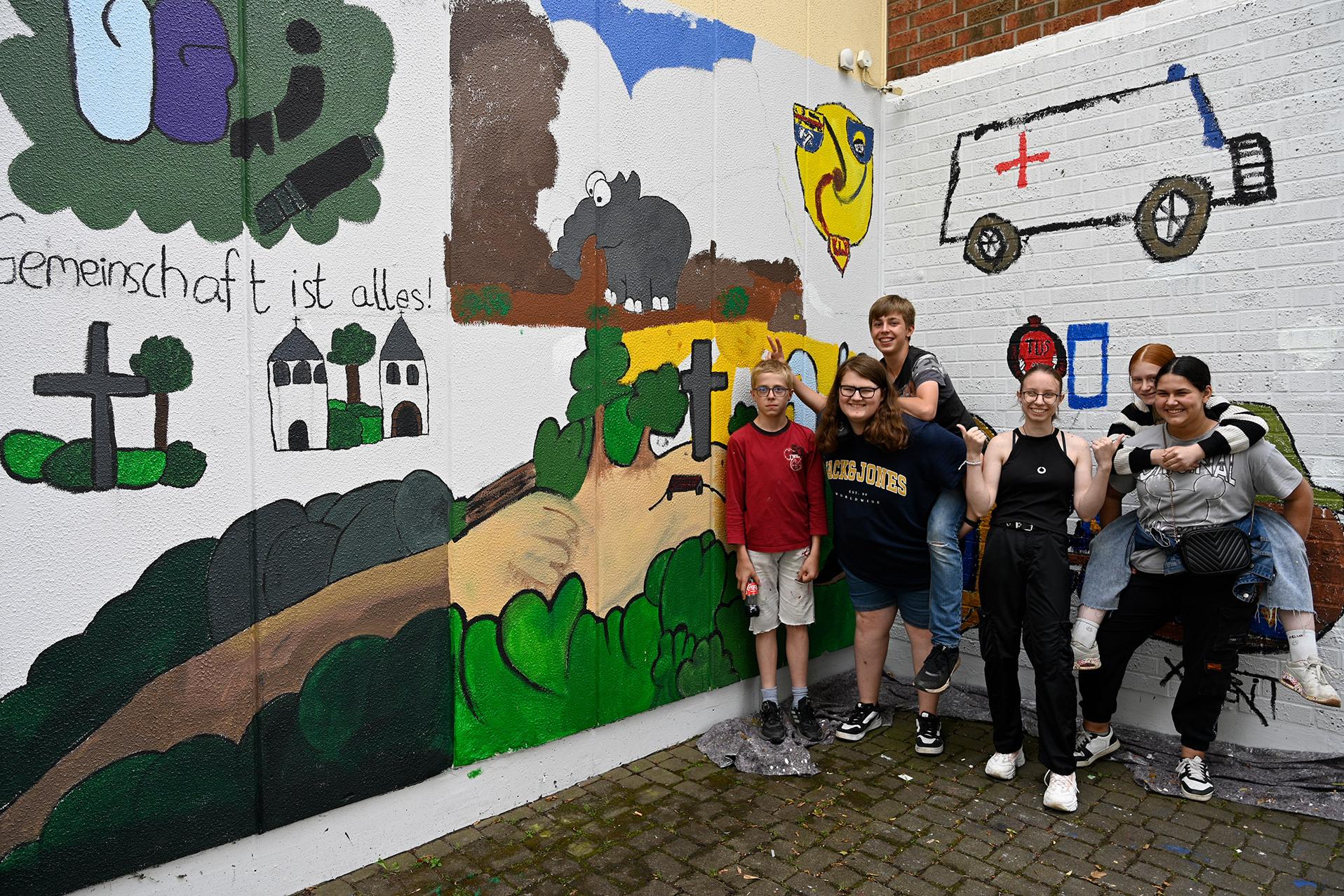 Kreative Kinder und Jugendliche präsentierten glücklich ihre ganz persönlichen Kunstwerke zu Ehren ihrer Heimatstadt Mechernich anlässlich des Brunnenfestes am 9. und 10. August.