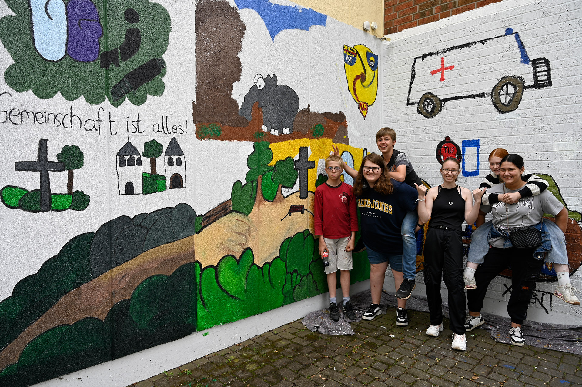 Kreative Kinder und Jugendliche präsentierten glücklich ihre ganz persönlichen Kunstwerke zu Ehren ihrer Heimatstadt Mechernich anlässlich des Brunnenfestes am 9. und 10. August. (c) Foto: Henri Grüger/pp/Agentur ProfiPress
