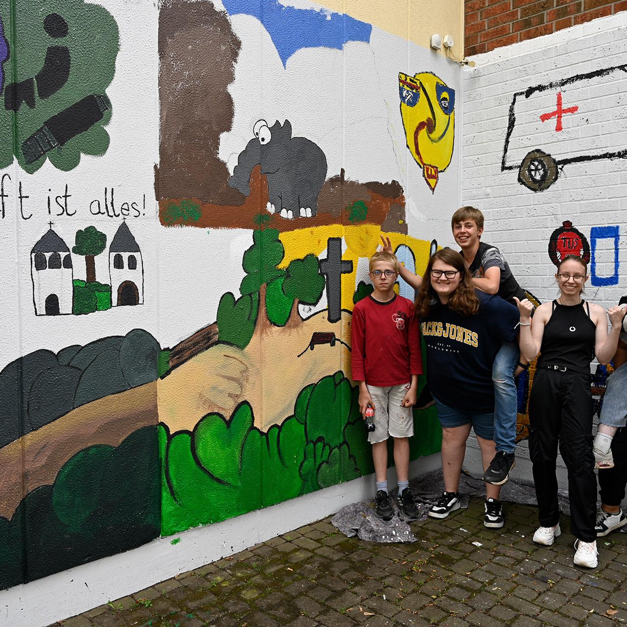 Kreative Kinder und Jugendliche präsentierten glücklich ihre ganz persönlichen Kunstwerke zu Ehren ihrer Heimatstadt Mechernich anlässlich des Brunnenfestes am 9. und 10. August.