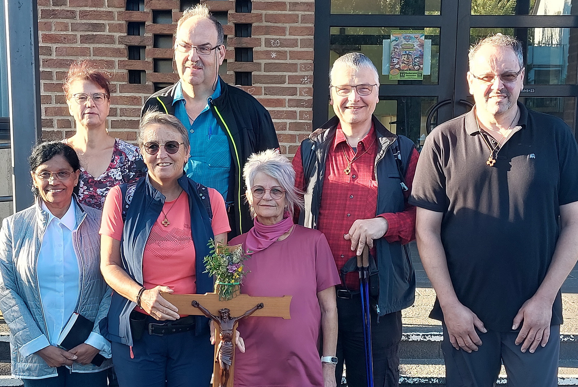 Seit 2009 pilgern Frauen und Männer der Gemeinschaft der Gemeinden beziehungsweise des Pastoralen Raumes St. Barbara Mechernich gemeinsam zu Fuß nach Maria Martental – einem traditionsreichen Marienwallfahrtsort in der Eifel. Hier ein Archivfoto vor dem Johanneshaus aus dem Jahr 2023. (c) Foto: pp/Agentur ProfiPress