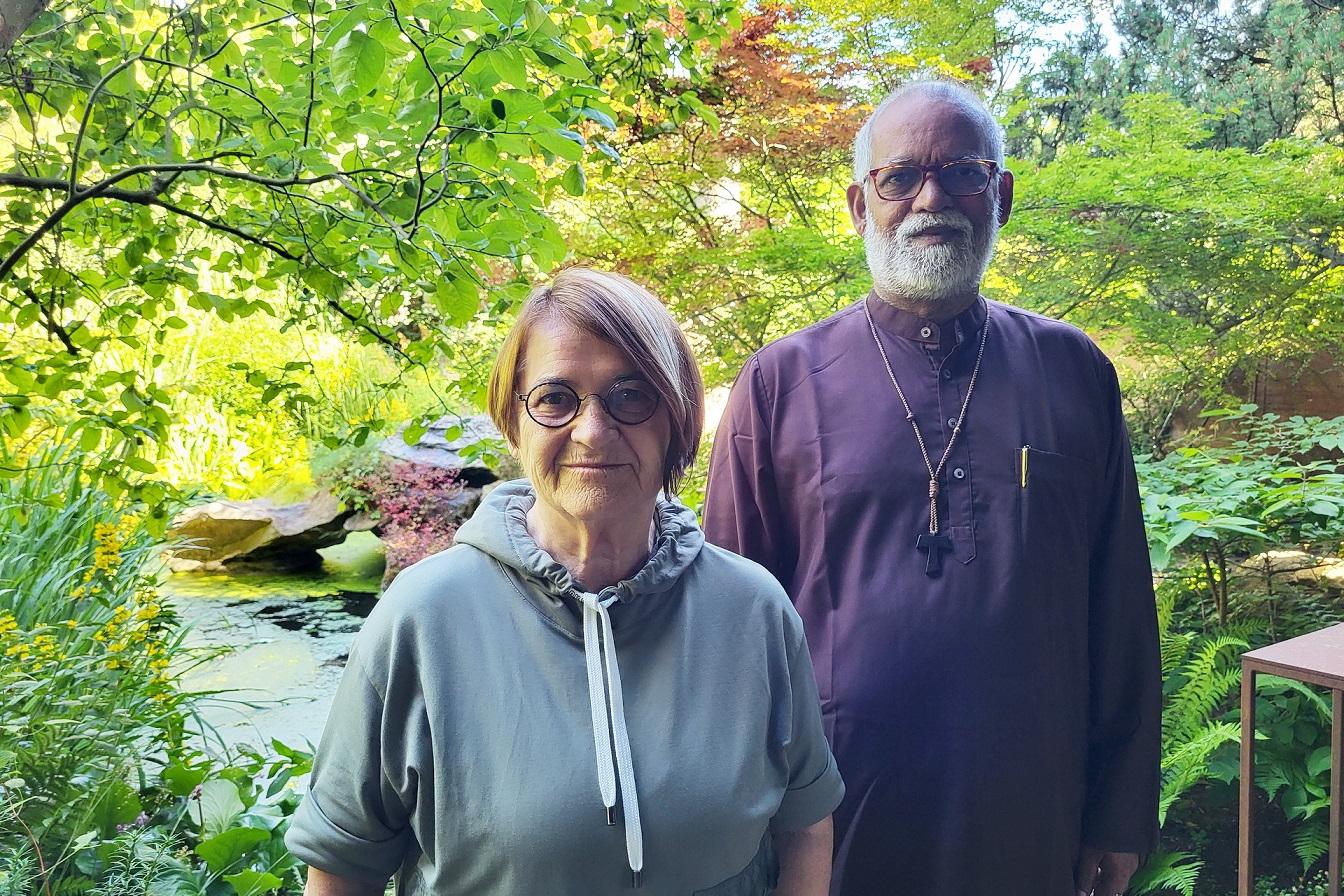 Marti Faber kennt Bruder Joseph seit über 40 Jahren. Bereits in den 1980er-Jahren reiste sie auf seine Einladung nach Indien. In Leprastationen, Slums und bei den Schwestern von Mutter Teresa zeichnete sie kranke, behinderte und sterbende Menschen.