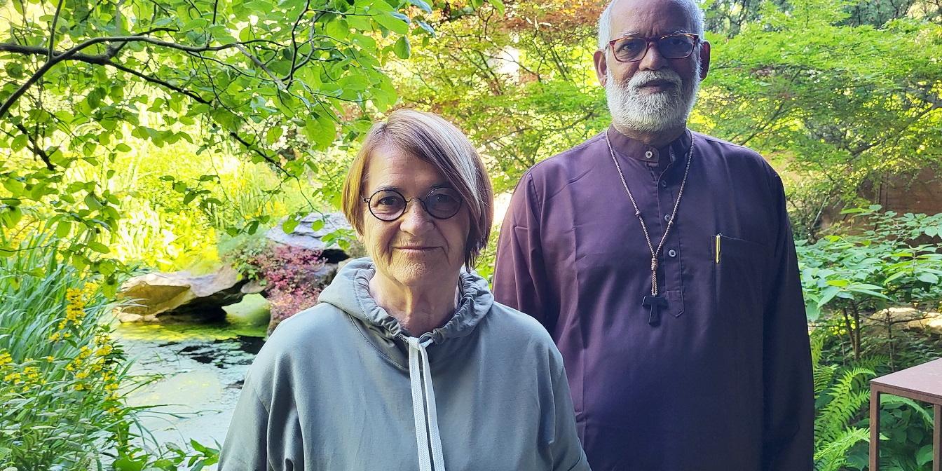 Marti Faber kennt Bruder Joseph seit über 40 Jahren. Bereits in den 1980er-Jahren reiste sie auf seine Einladung nach Indien. In Leprastationen, Slums und bei den Schwestern von Mutter Teresa zeichnete sie kranke, behinderte und sterbende Menschen.