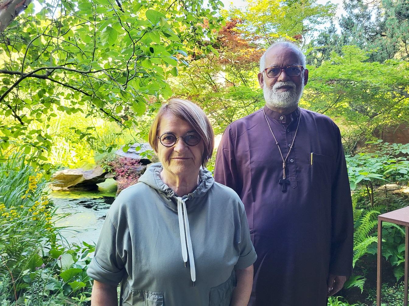 Marti Faber kennt Bruder Joseph seit über 40 Jahren. Bereits in den 1980er-Jahren reiste sie auf seine Einladung nach Indien. In Leprastationen, Slums und bei den Schwestern von Mutter Teresa zeichnete sie kranke, behinderte und sterbende Menschen.