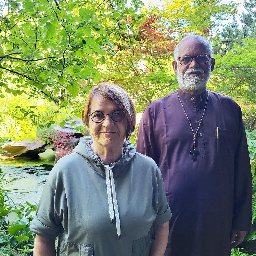 Marti Faber kennt Bruder Joseph seit über 40 Jahren. Bereits in den 1980er-Jahren reiste sie auf seine Einladung nach Indien. In Leprastationen, Slums und bei den Schwestern von Mutter Teresa zeichnete sie kranke, behinderte und sterbende Menschen.