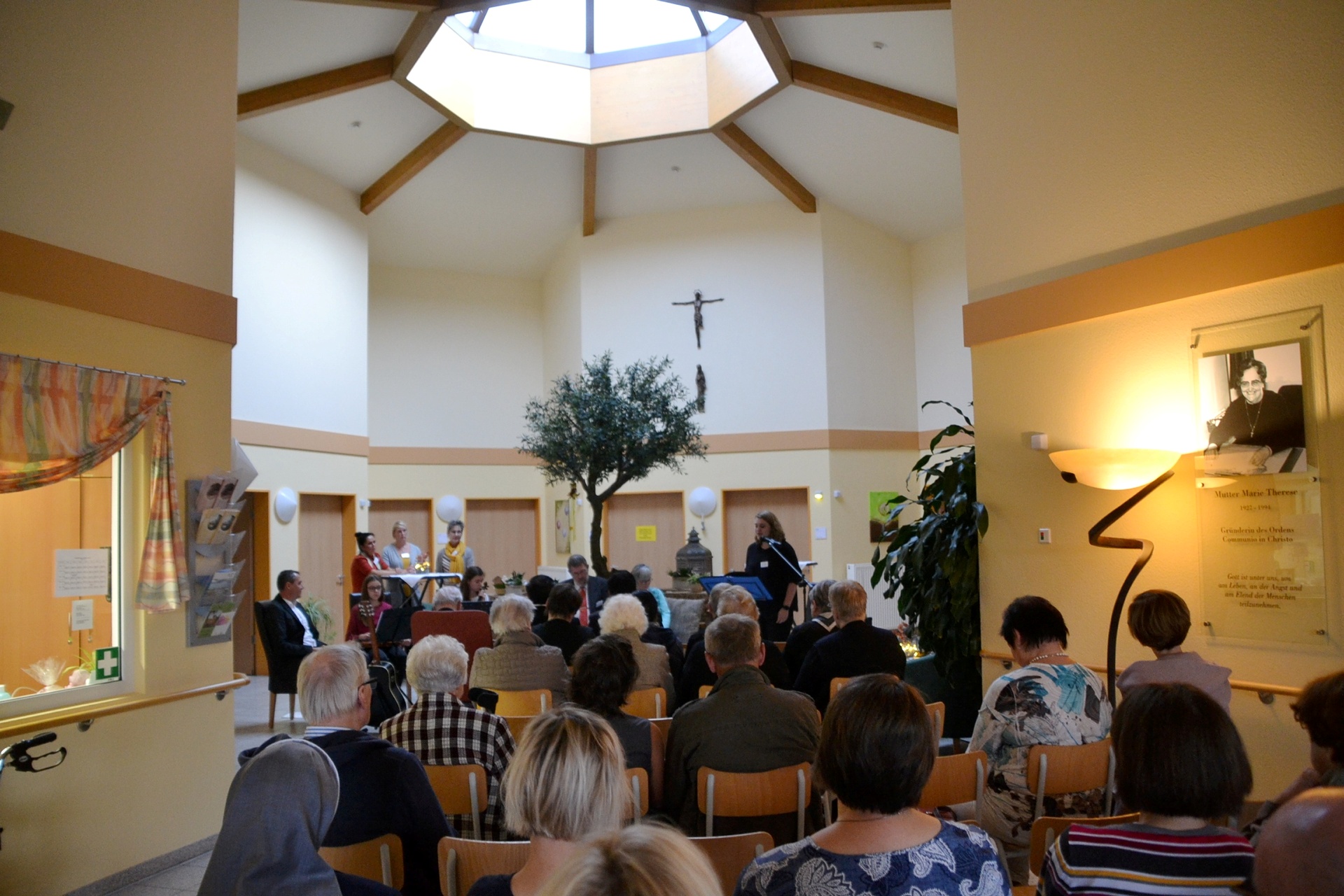 Zahlreiche Gäste begingen am Samstag den Welthospiztag im Hospiz „Stella Maris“ in Mechernich. (c) Foto: Cedric Arndt/pp/Agentur ProfiPress