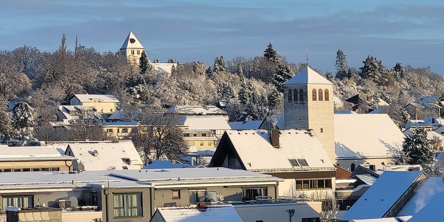 Von einer bereits einwöchigen stabilen Winterwetterlage kündet der Blick über die Mechernicher City mit Rathaus und den Kirchen am Johannesberg, aufgenommen von einem erhöhten Punkt in der Emil-Kreuser-Straße.