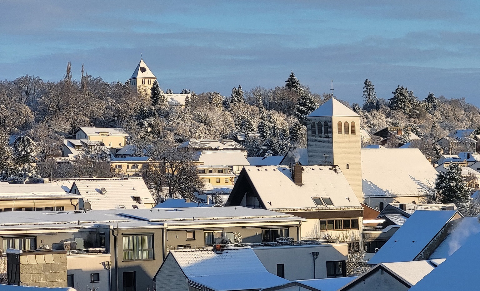 Von einer bereits einwöchigen stabilen Winterwetterlage kündet der Blick über die Mechernicher City mit Rathaus und den Kirchen am Johannesberg, aufgenommen von einem erhöhten Punkt in der Emil-Kreuser-Straße. (c) Foto: Manfred Lang/pp/Agentur ProfiPress