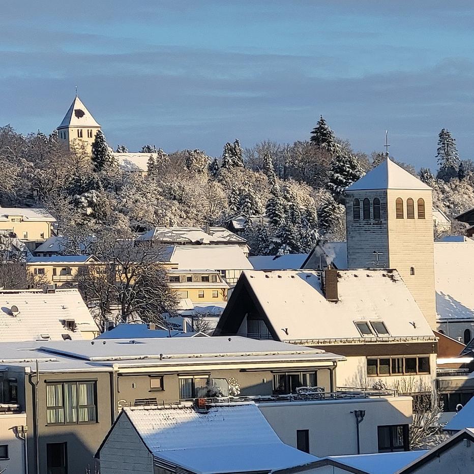 Von einer bereits einwöchigen stabilen Winterwetterlage kündet der Blick über die Mechernicher City mit Rathaus und den Kirchen am Johannesberg, aufgenommen von einem erhöhten Punkt in der Emil-Kreuser-Straße.