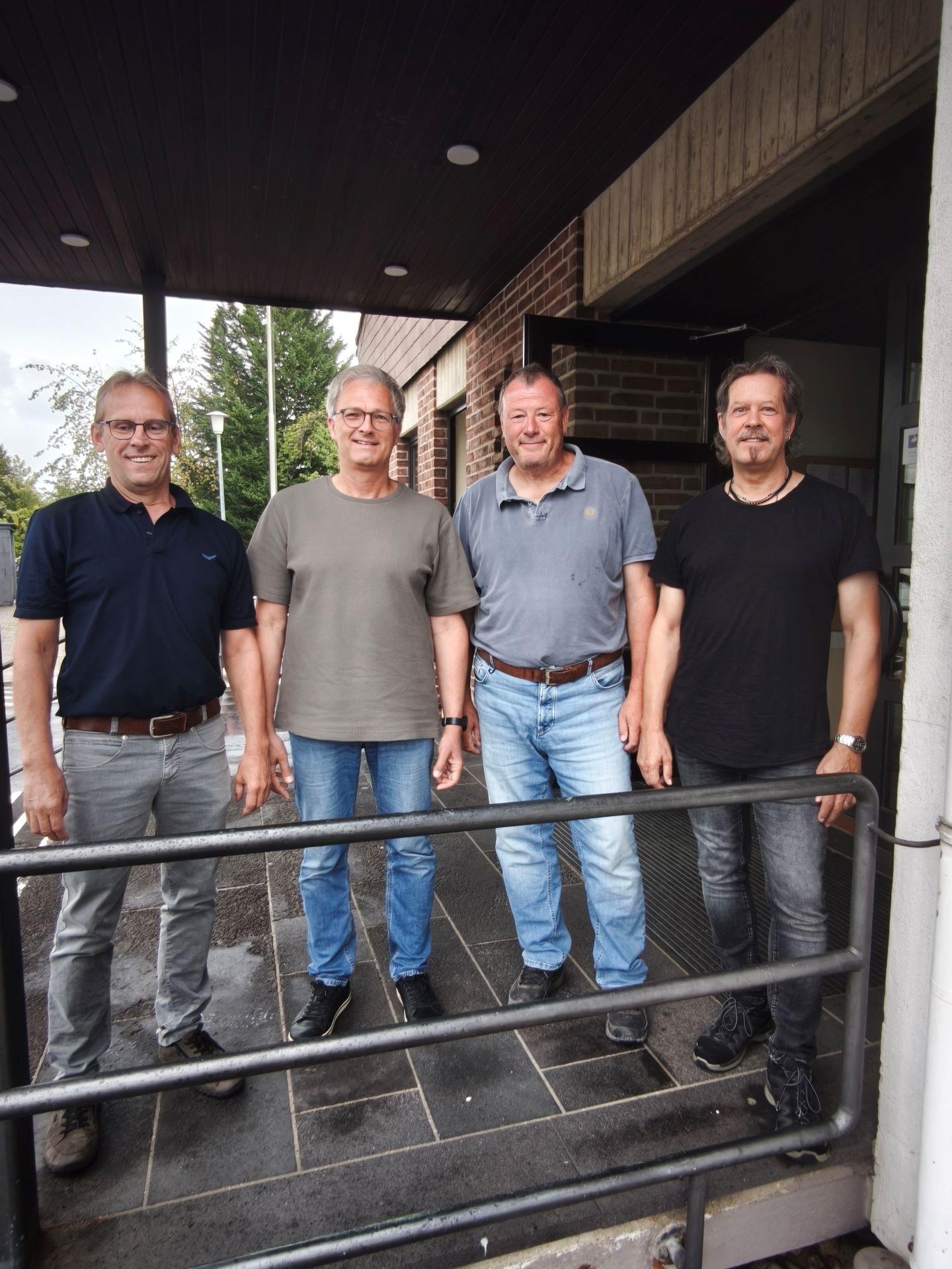 Vier Männer, sieben Bands und eine Idee: Die Freunde Heinz Berger, Rolf Becker, Lothar Lubitz und Rainer Peters gründeten „Mechernich.live“. Ab Oktober werden sie im Johanneshaus einmal pro Monat ein authentisches Clubkonzert auf die Beine stellen. (c) Foto: Kerstin Rottland/pp/Agentur ProfiPress