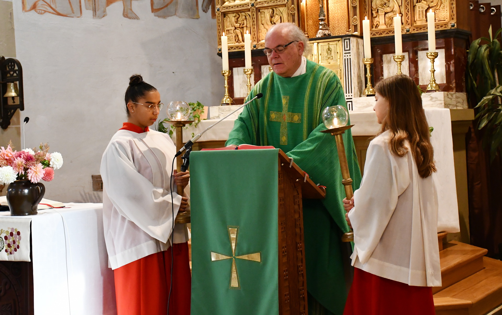 Im als Jugendmesse gedachten Sonntagsgottesdienst an St. Willibrordus in Nöthen bezog Pfarrer Erik Pühringer das Auditorium in die Beantwortung der Frage mit ein, was Christen eigentlich auszeichnet und erkennbar macht. (c) Foto: Manfred Lang/pp/Agentur ProfiPress