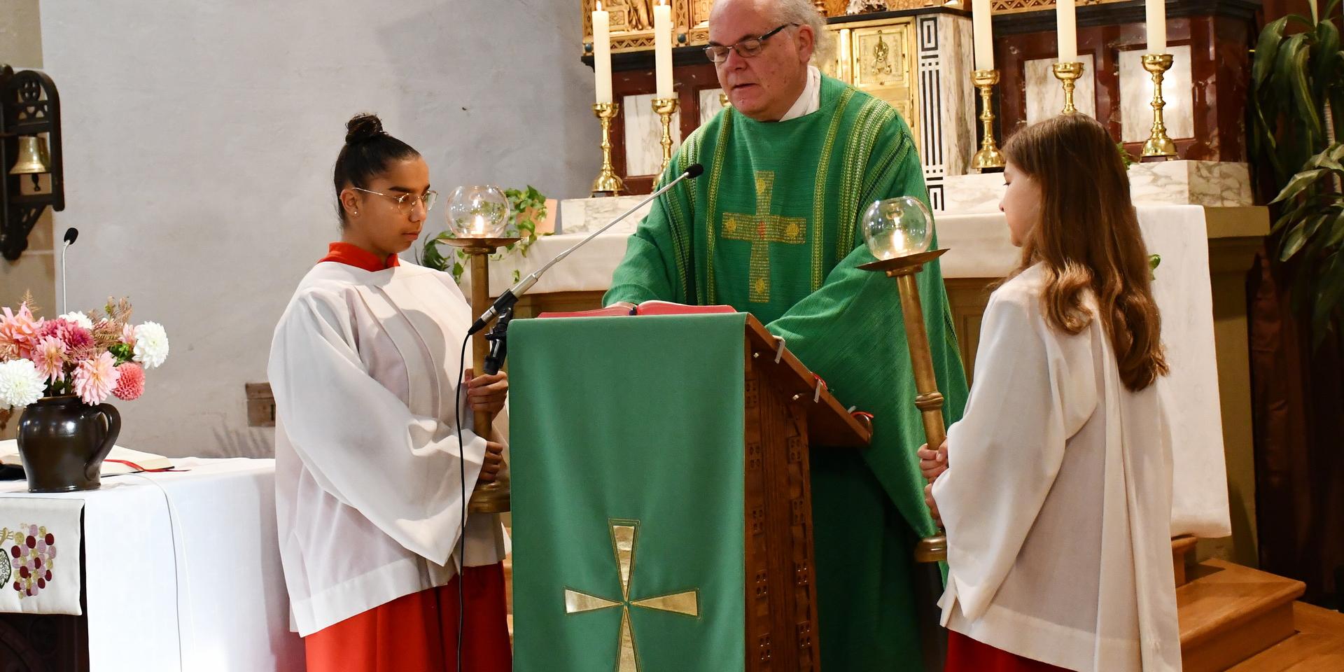 Im als Jugendmesse gedachten Sonntagsgottesdienst an St. Willibrordus in Nöthen bezog Pfarrer Erik Pühringer das Auditorium in die Beantwortung der Frage mit ein, was Christen eigentlich auszeichnet und erkennbar macht.