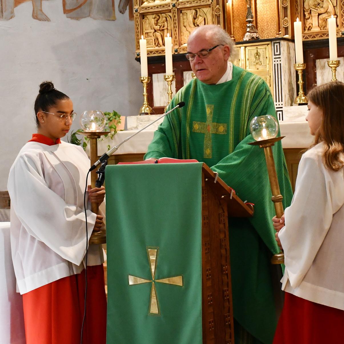 Im als Jugendmesse gedachten Sonntagsgottesdienst an St. Willibrordus in Nöthen bezog Pfarrer Erik Pühringer das Auditorium in die Beantwortung der Frage mit ein, was Christen eigentlich auszeichnet und erkennbar macht.