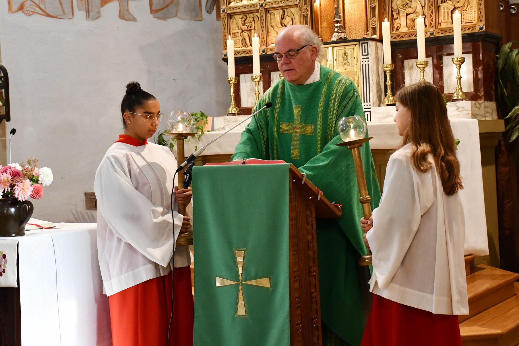 Im als Jugendmesse gedachten Sonntagsgottesdienst an St. Willibrordus in Nöthen bezog Pfarrer Erik Pühringer das Auditorium in die Beantwortung der Frage mit ein, was Christen eigentlich auszeichnet und erkennbar macht.