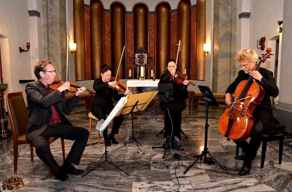 Das Minguet-Quartett bei einem früheren „KlangRaum“-Konzert im Altarraum der Strempter St.-Rochus-Kirche mit (v.l.) Ulrich Isfort (1. Violine), Annette Reisinger (2. Violine), Aida-Carmen Soanea (Viola) und Matthias Diener (Violoncello).